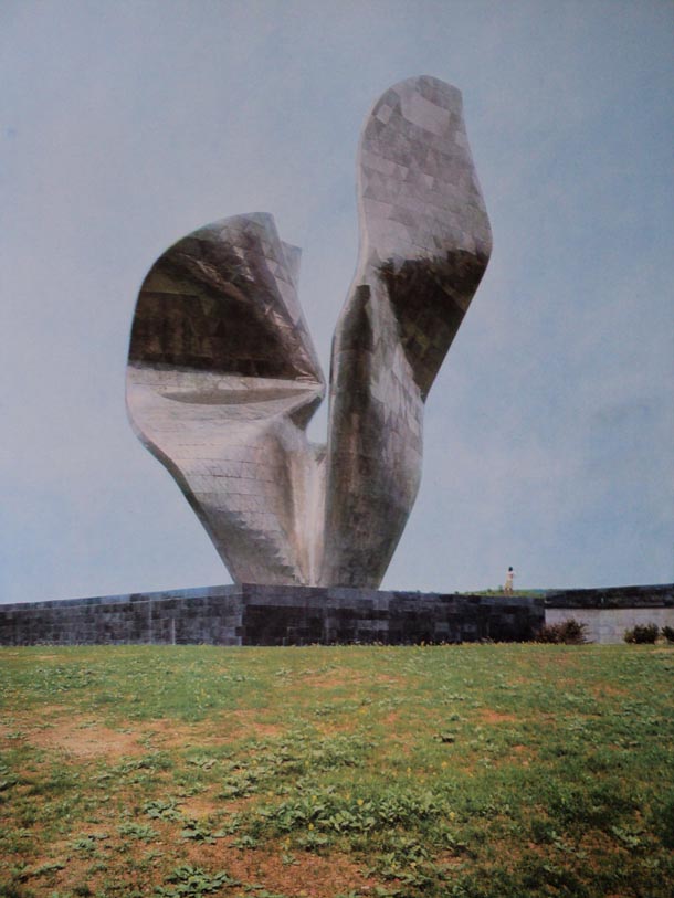 „Spomenik pobjedi revolucije naroda Slavonije“ Vojina Bakića miniran 1992.